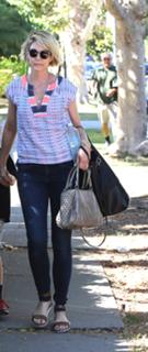 Jenna Elfman feet photo thumbnail