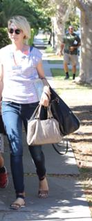 Jenna Elfman feet photo thumbnail