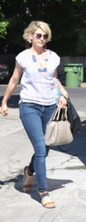 Jenna Elfman feet photo thumbnail