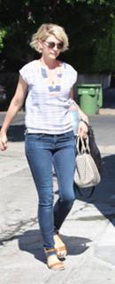 Jenna Elfman feet photo thumbnail