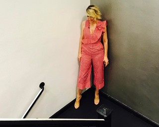 Jenna Elfman feet photo thumbnail