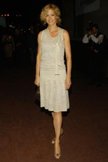 Jenna Elfman feet photo thumbnail
