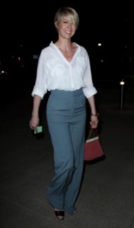 Jenna Elfman feet photo thumbnail