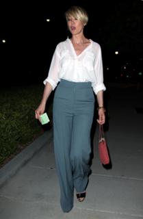 Jenna Elfman feet photo thumbnail