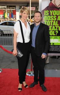 Jenna Elfman feet photo thumbnail