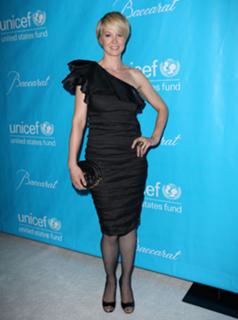 Jenna Elfman feet photo thumbnail