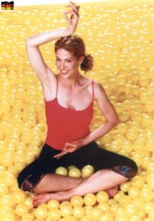 Jenna Elfman feet photo thumbnail