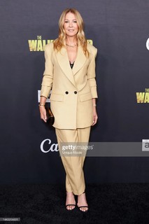 Jenna Elfman feet photo thumbnail