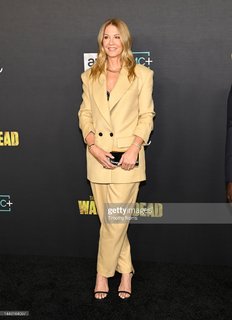Jenna Elfman feet photo thumbnail