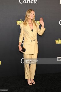 Jenna Elfman feet photo thumbnail