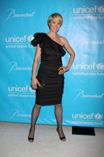 Jenna Elfman feet photo thumbnail
