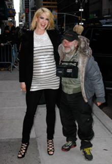 Jenna Elfman feet photo thumbnail