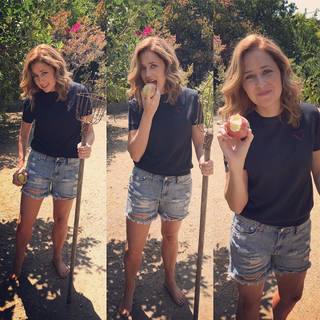 Jenna Fischer feet photo thumbnail