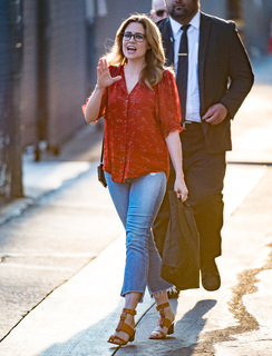 Jenna Fischer feet photo thumbnail