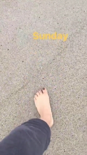 Jenna Fischer feet photo thumbnail