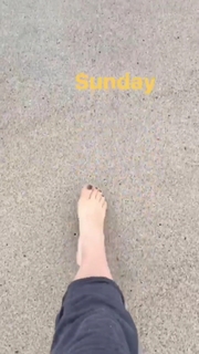 Jenna Fischer feet photo thumbnail