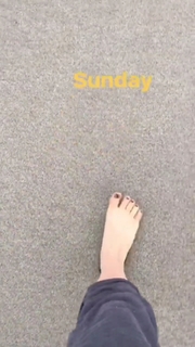 Jenna Fischer feet photo thumbnail