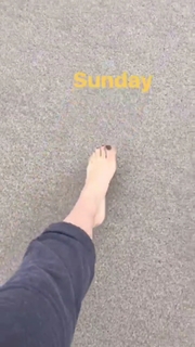 Jenna Fischer feet photo thumbnail