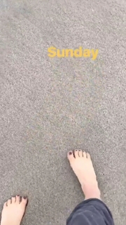 Jenna Fischer feet photo thumbnail