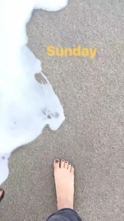 Jenna Fischer feet photo thumbnail