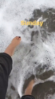 Jenna Fischer feet photo thumbnail