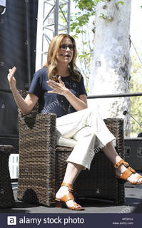 Jenna Fischer feet photo thumbnail