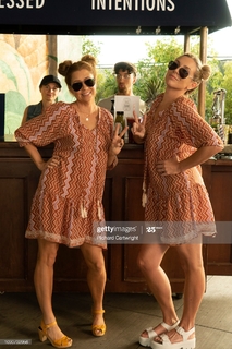 Jenna Fischer feet photo thumbnail