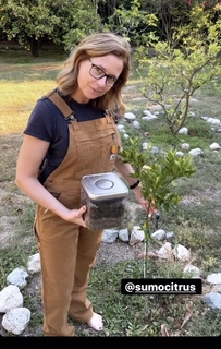Jenna Fischer feet photo thumbnail