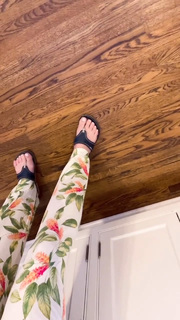 Jenna Fischer feet photo thumbnail