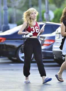 Jennette McCurdy feet photo thumbnail