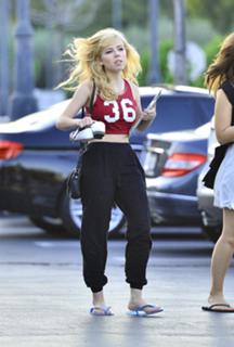 Jennette McCurdy feet photo thumbnail