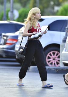 Jennette McCurdy feet photo thumbnail