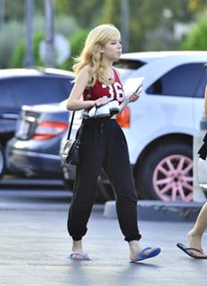 Jennette McCurdy feet photo thumbnail