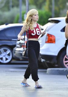 Jennette McCurdy feet photo thumbnail
