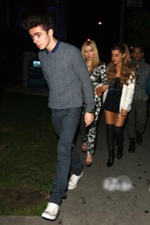Jennette McCurdy feet photo thumbnail