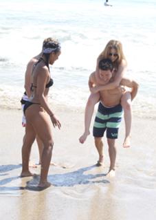 Jennette McCurdy feet photo thumbnail