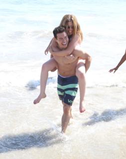 Jennette McCurdy feet photo thumbnail