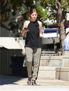 Jennette McCurdy feet photo thumbnail