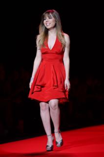 Jennette McCurdy feet photo thumbnail