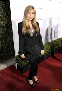 Jennette McCurdy feet photo thumbnail