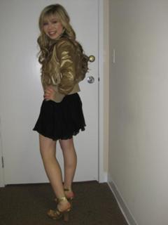 Jennette McCurdy feet photo thumbnail