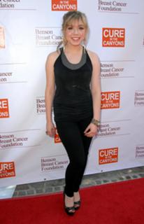 Jennette McCurdy feet photo thumbnail