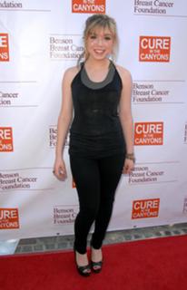 Jennette McCurdy feet photo thumbnail