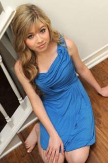 Jennette McCurdy feet photo thumbnail