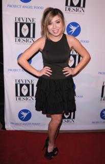 Jennette McCurdy feet photo thumbnail