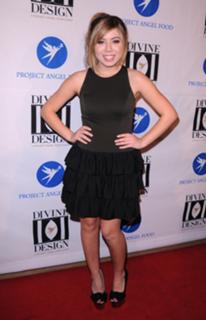Jennette McCurdy feet photo thumbnail