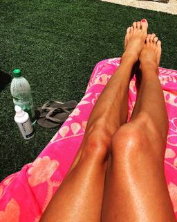 Jenni Falconer feet photo thumbnail