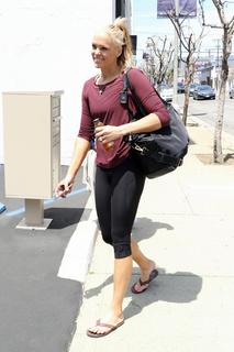 Jennie Finch feet photo thumbnail