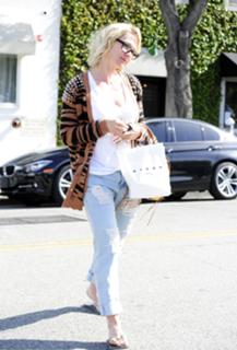 Jennie Garth feet photo thumbnail