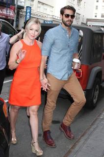 Jennie Garth feet photo thumbnail